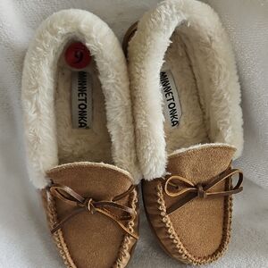 Minnetonka Women's Tan Suede Slippers